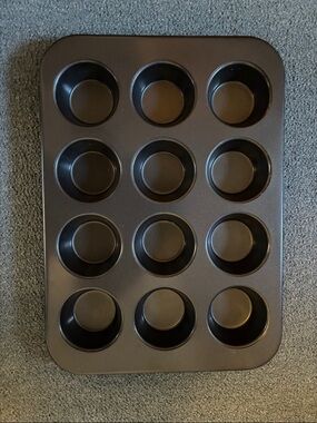 12-Cup Nonstick Muffin Pan - Gray